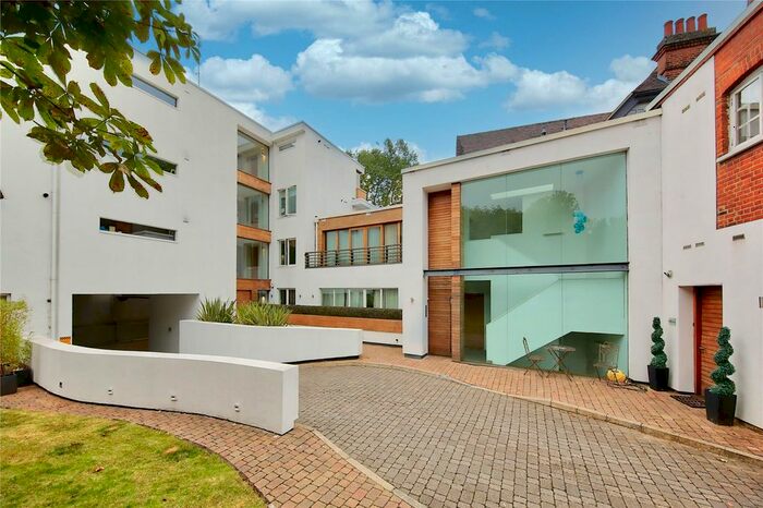 3 Bedroom Flat To Rent In Sheen Road, Richmond, TW9