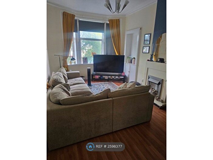 2 Bedroom Flat To Rent In Paisley Road, Glasgow, G78