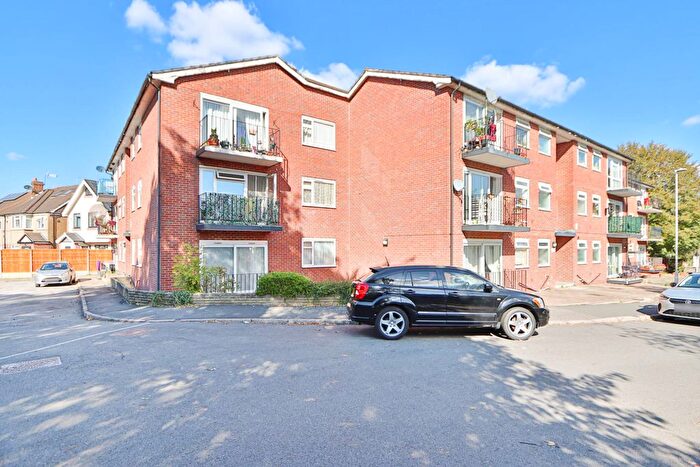 2 Bedroom Flat For Sale In Wickham Close, New Malden, KT3