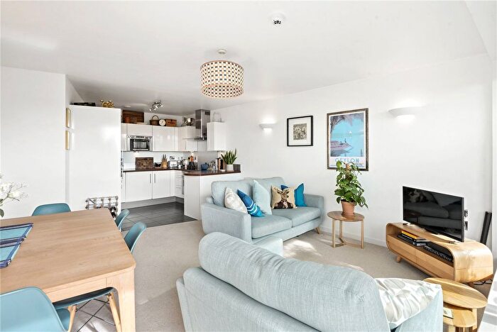 2 Bedroom Flat For Sale In Mapleton Road, London, SW18