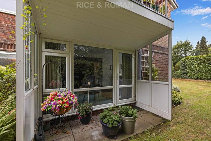 1 Bedroom Retirement Property For Sale In Gunters Mead, Esher, KT10