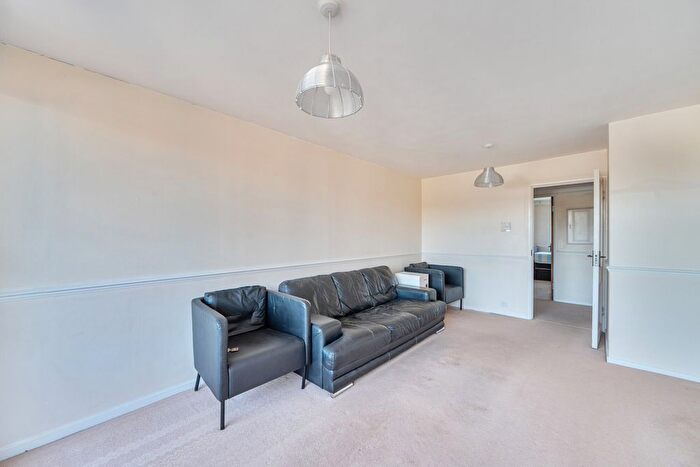 3 Bedroom Flat For Sale In Justin Close, Brentford, Middlesex, TW8