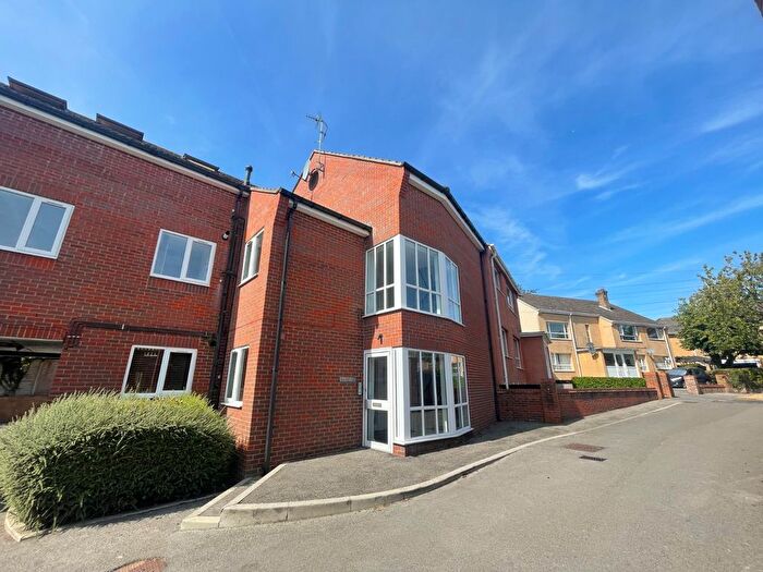 3 Bedroom Flat To Rent In Birkdale Close, Kirk Ella, Hull, East Yorkshire, HU10