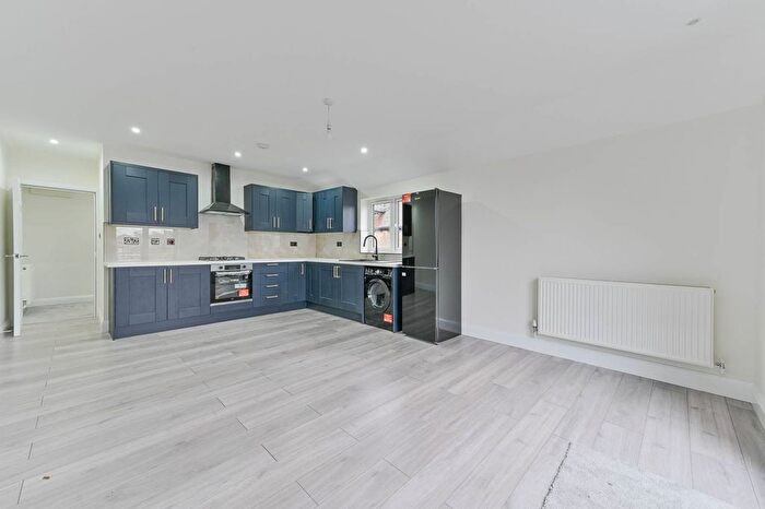 3 Bedroom Flat To Rent In Beeches Avenue, Carshalton Beeches, Carshalton, SM5