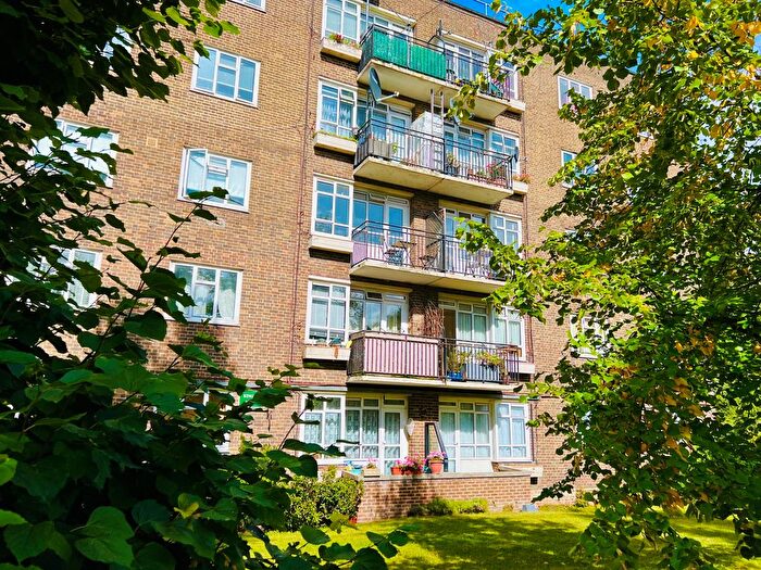 3 Bedroom Flat To Rent In Mortimer Crescent, London, NW6