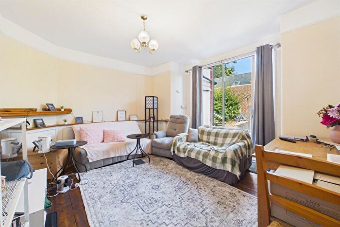 3 Bedroom Maisonette To Rent In Oakmead Road, London, SW12