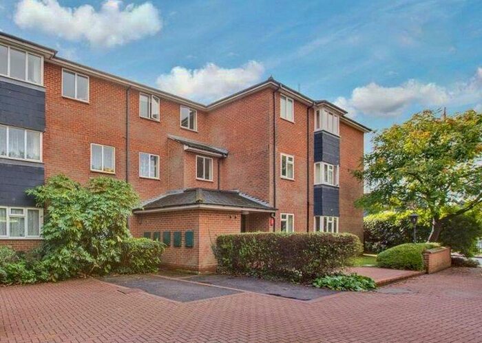 2 Bedroom Flat To Rent In Holtspur Top Lane, Beaconsfield, HP9