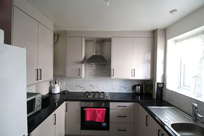 3 Bedroom Flat To Rent In Guru Nanak Road, Southall, UB2