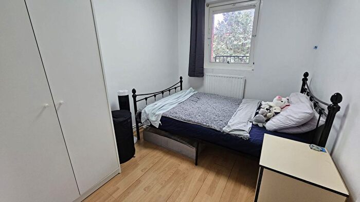 2 Bedroom Flat To Rent In Cooper Close, London, SE1