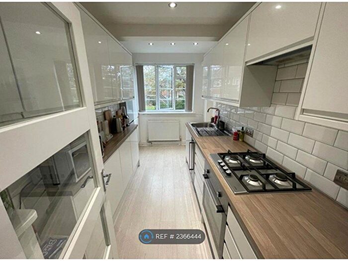 2 Bedroom Flat To Rent In The Ridings, Ealing, W5