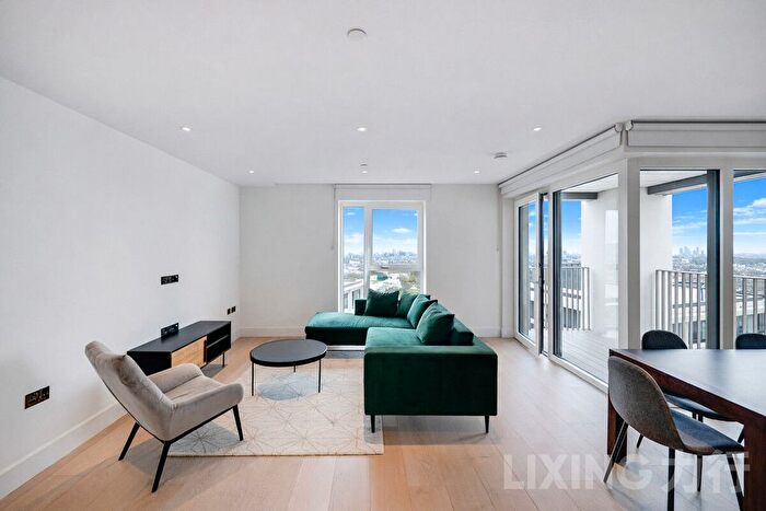 3 Bedroom Flat To Rent In Cascade Way, White City, W12