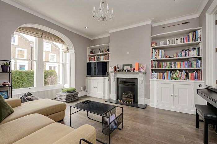 3 Bedroom Maisonette For Sale In St Stephens Avenue, Shepherd's Bush, W12
