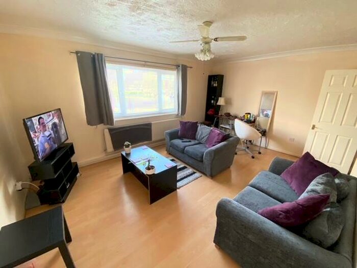 2 Bedroom Flat To Rent In West Farm Avenue, Longbenton, NE12