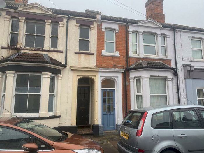 3 Bedroom Apartment To Rent In Abington Avenue, Northampton, NN1