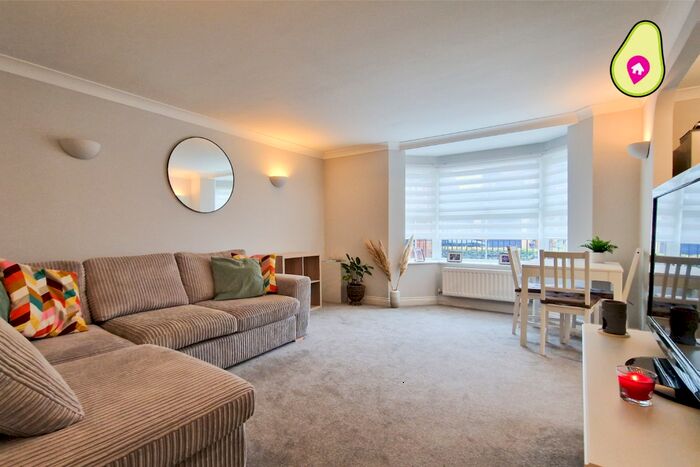 2 Bedroom Flat To Rent In Lime Tree Court, Park Lane, Thatcham, Berkshire, RG18