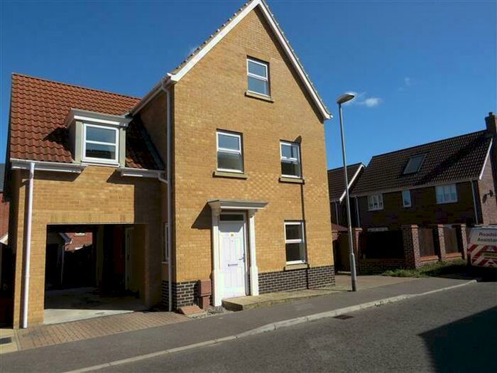 5 Bedroom Town House To Rent In Bullfinch Drive, Harleston, IP20
