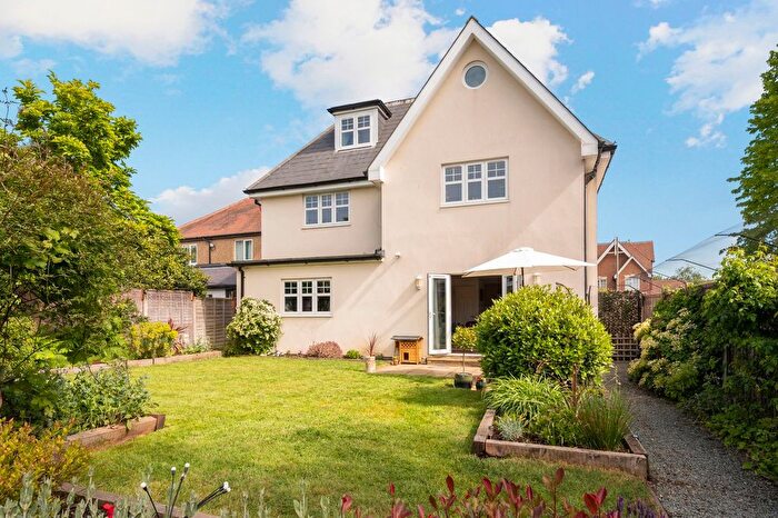2 Bedroom Flat For Sale In Hersham Road, Walton-On-Thames, KT12