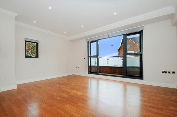 3 Bedroom Flat To Rent In Wimbledon Park Road, London, SW18