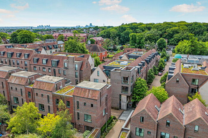 2 Bedroom Flat For Sale In Mawson Mansions, Marwood Square, N10