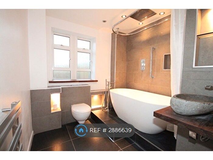 2 Bedroom Flat To Rent In Glazebrook Close, London, SE21