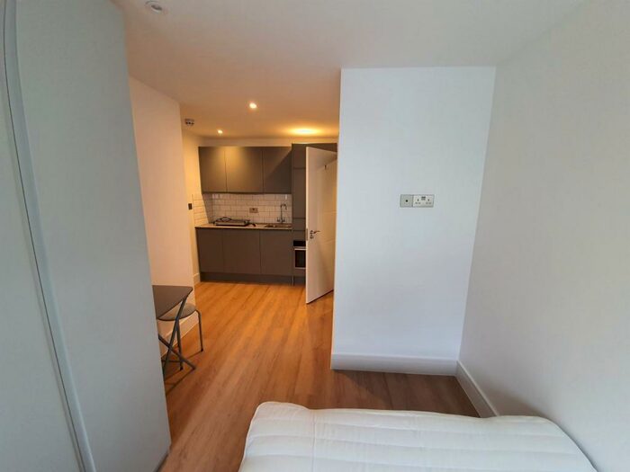 Studio To Rent In Temple Gardens, London, NW11