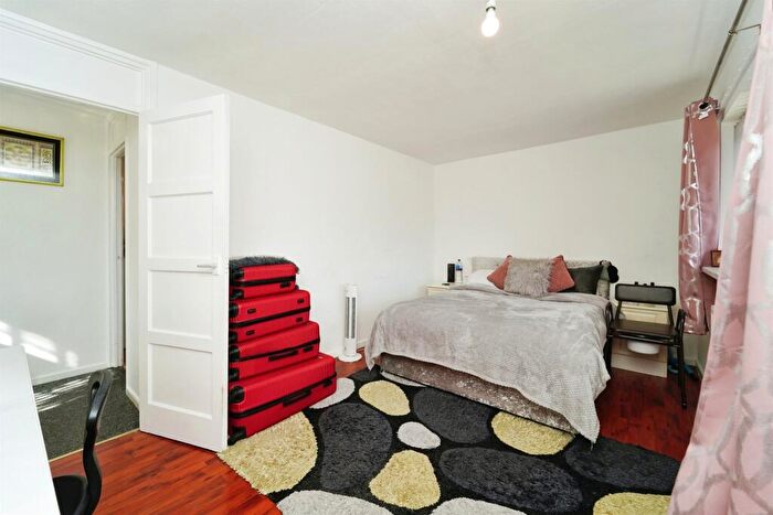 2 Bedroom End Of Terrace House For Sale In Beckett Lane, Crawley, RH11