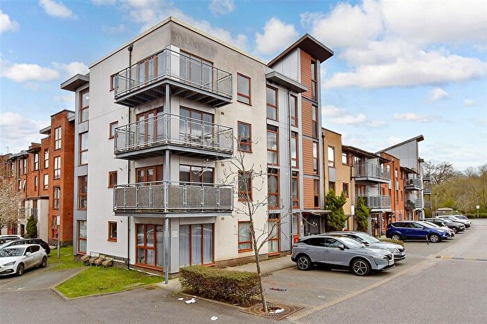 2 Bedroom Flat For Sale In Commonwealth Drive, Three Bridges, Crawley, West Sussex, RH10
