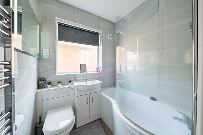 3 Bedroom Semi-detached House For Sale In Victoria Road, Knaphill, Woking, GU21