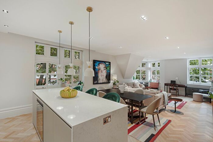 3 Bedroom Flat To Rent In Kensington Court, Kensington, London, United Kingdom, W8