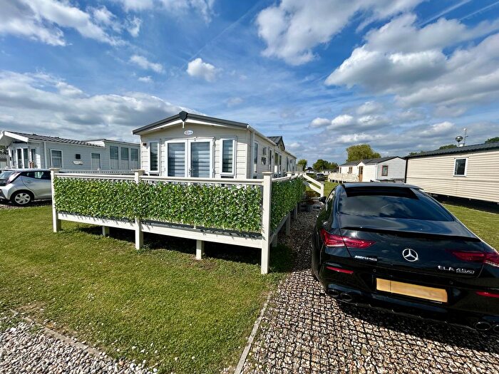 2 Bedroom Mobile/park Home For Sale In Essex Road, Hoddesdon, EN11