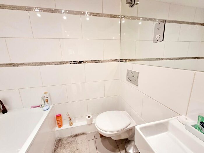 3 Bedroom Flat To Rent In St John's Way, Archway, N19
