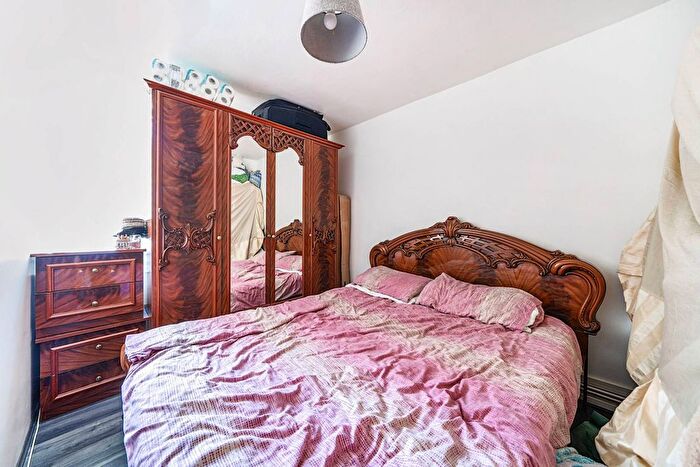 2 Bedroom Flat For Sale In Lansdowne Gardens, Stockwell, London, SW8