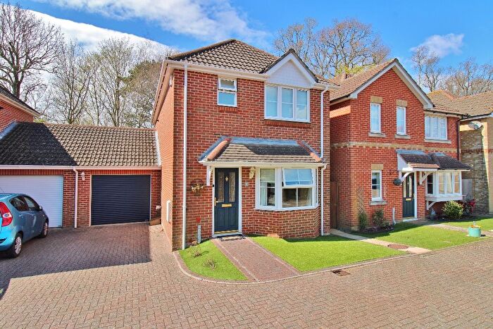 3 Bedroom Link Detached House For Sale In Peckham Close, Titchfield Common, PO14