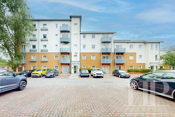 2 Bedroom Flat To Rent In Trafalgar Gardens, Three Bridges, RH10
