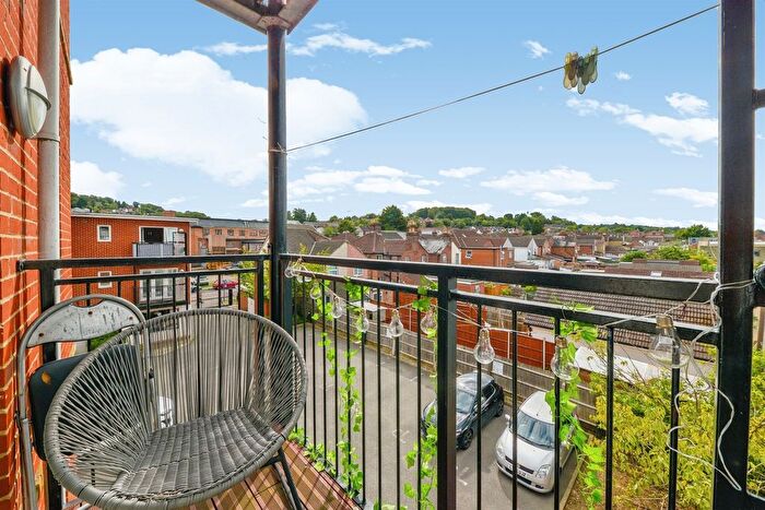 2 Bedroom Flat For Sale In Abercromby Avenue, High Wycombe, HP12