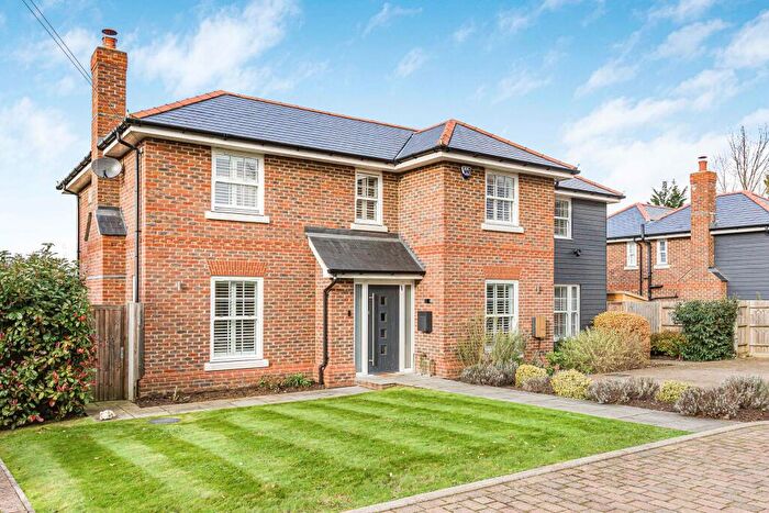 4 Bedroom Detached House For Sale In Lake View, Frogmore, AL2