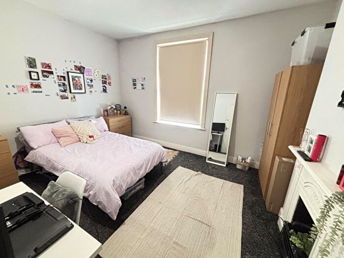 5 Bedroom Semi-Detached House To Rent In Brudenell View, Leeds, LS6