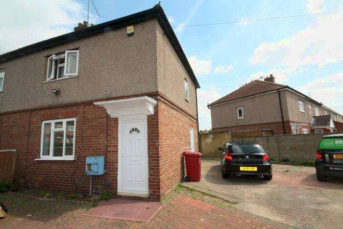 3 Bedroom House To Rent In Beechwood Road, Slough, SL2