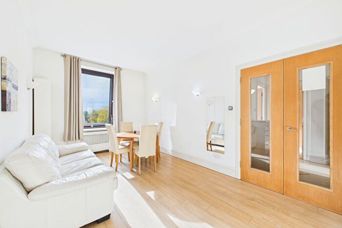 2 Bedroom Flat To Rent In Whitehouse Apartments, Belvedere Road, London, SE1