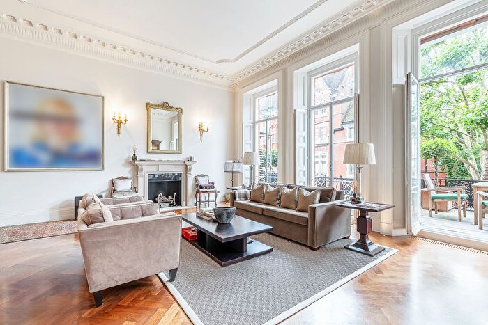 3 Bedroom Flat To Rent In Cadogan Square, Knightsbridge, London, United Kingdom, Knightsbridge, SW1X