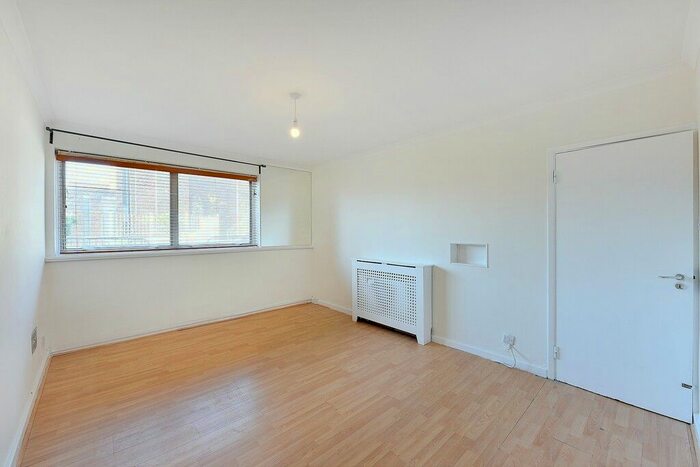 2 Bedroom Flat To Rent In Parkgate Road, Battersea, SW11