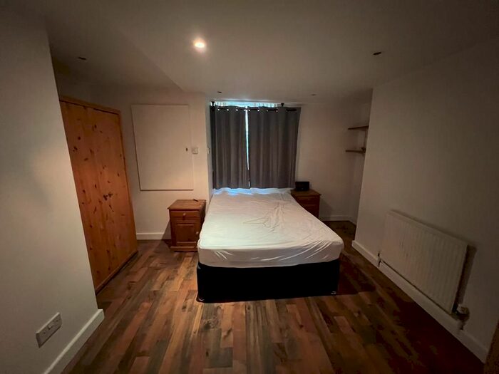 Block Of Flats To Rent In Hyde Park Road, Leeds, LS6