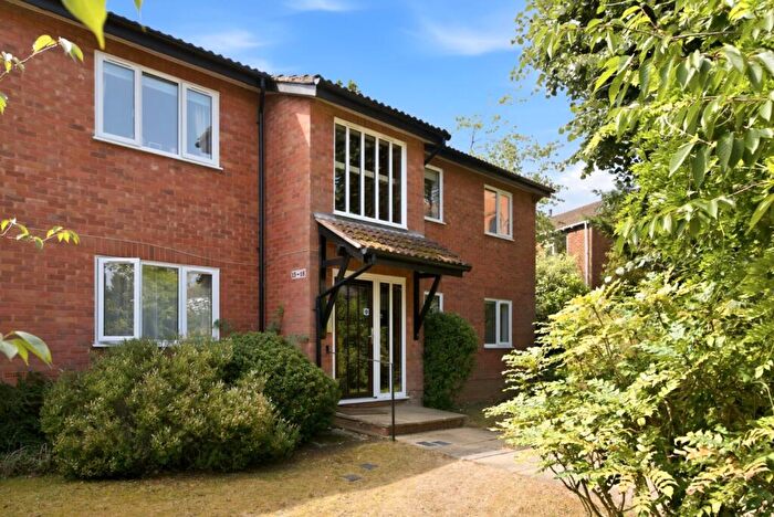 2 Bedroom Apartment For Sale In Battlefield Road, St. Albans, Hertfordshire, AL1