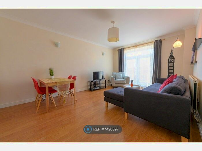 2 Bedroom Maisonette To Rent In Elms Road, Wokingham, RG40