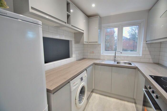 2 Bedroom Flat To Rent In Marlins Close, Sutton, SM1