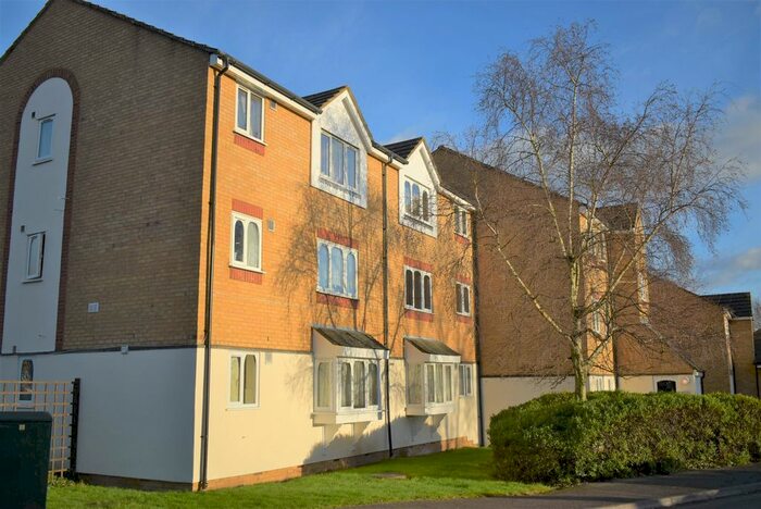 2 Bedroom Flat To Rent In Redford Close, Feltham, Middlesex TW13
