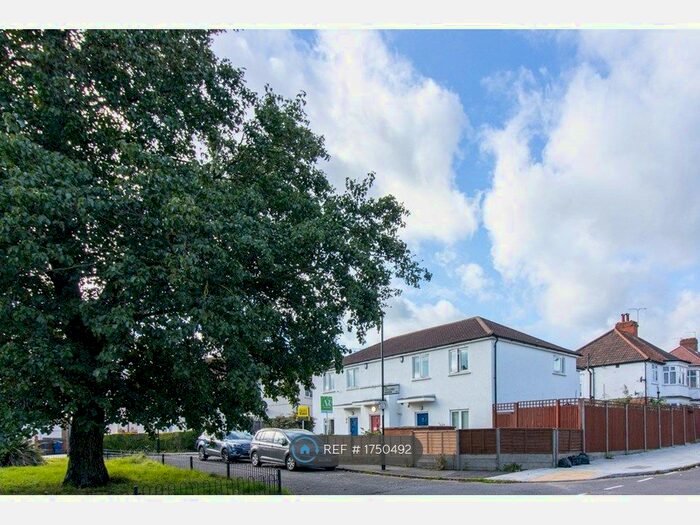 2 Bedroom Flat To Rent In Taylors Green, London, W3