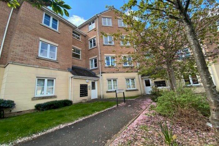 3 Bedroom Flat To Rent In Swan Close, Swindon, SN3