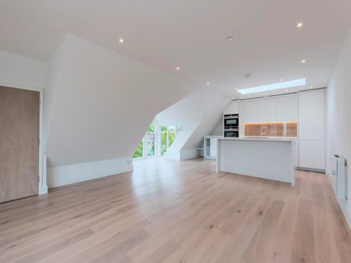 2 Bedroom Flat To Rent In King Georges Walk, High Street, Esher, Surrey, KT10