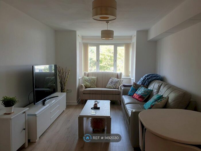 2 Bedroom Flat To Rent In Victoria Grove, Newbury, RG14